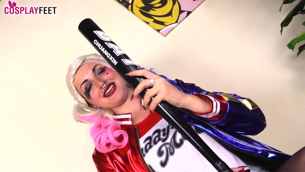 Bunda Grande Medusa blonde looks insanely hot in Harley Quinn cosplay costume with black nylons Gotblop
