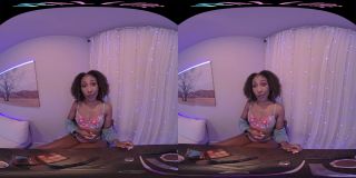 Vip-File Dazzling ebony bombshell plays with herself in VR...