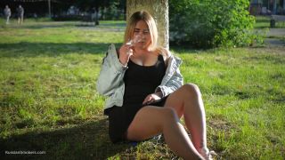 Shaved Pussy Nastya Is Smoking In The Park Roludo