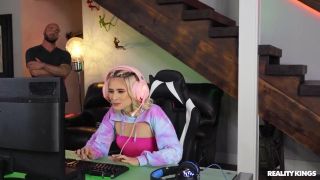 Solo Jessie Saint In Gamer Girl Sneaks On To Her Roommate Setup JackpotCityCasino