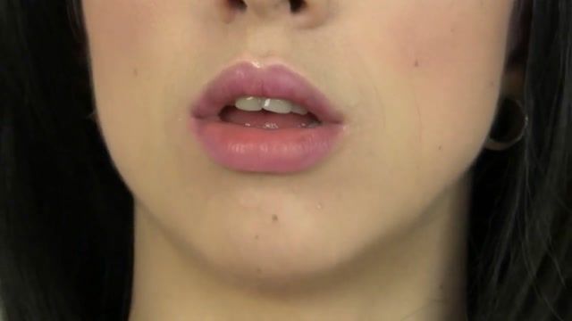 Magrinha Very kissable lips Footjob - 1