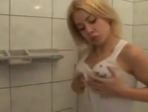Travesti Blonde shower GrannyCinema