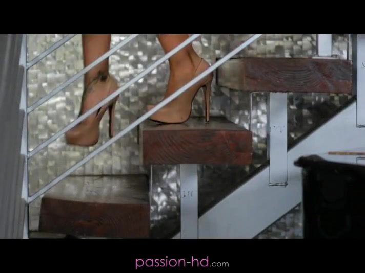 Perrito Passion-HD Video: Luna Star Sperm