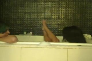 Safada Two Girls Having Fun in the Bathtub Blonde