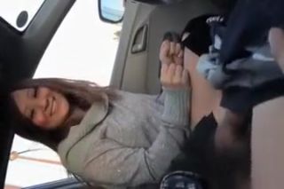 Hairypussy Japonaise branle son mec avec ses pieds dans la voiture Fuck Me Hard