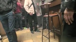 Hotwife Perle de retour pour un gang-bang dans un bar à Marseille ! (vidéo exclusive) GayAnime