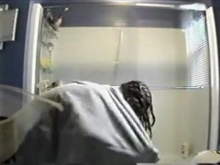 Huge Copine nue filmée dans la douche par une caméra Buceta
