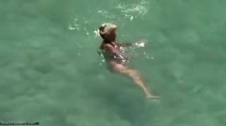 Les Un couple de 50 ans se baigne nu et baise sur une plage Swallow