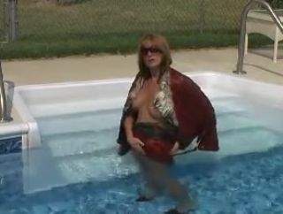 Verga Fur in swimming pool RabbitsCams