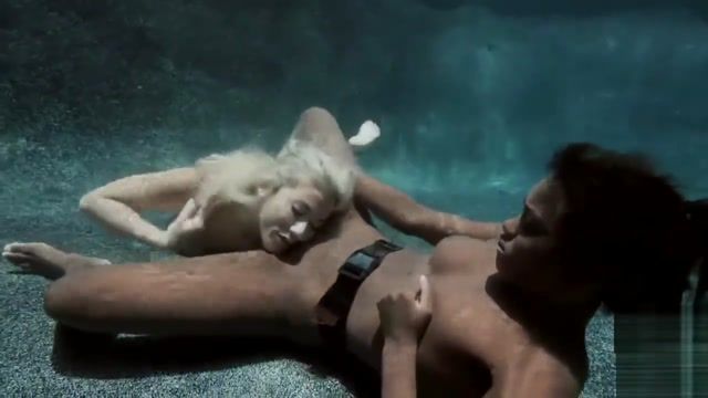 Pornstar Snacking on Simone - underwater Sexy Girl Sex