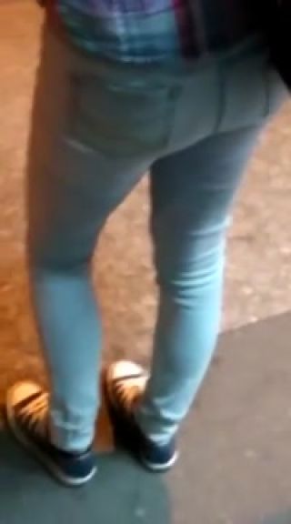 Vecina Femme qui attend le bus en jeans moulant Glasses
