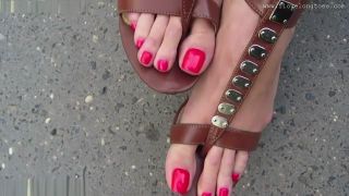 Thot Sexy sandals and long toes BravoTube