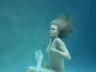 Strapon Underwater blonde with dress FreeLifetime3DAni...