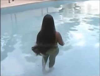 Free Amature Porn A woman of the long hair enters the pool Lovers