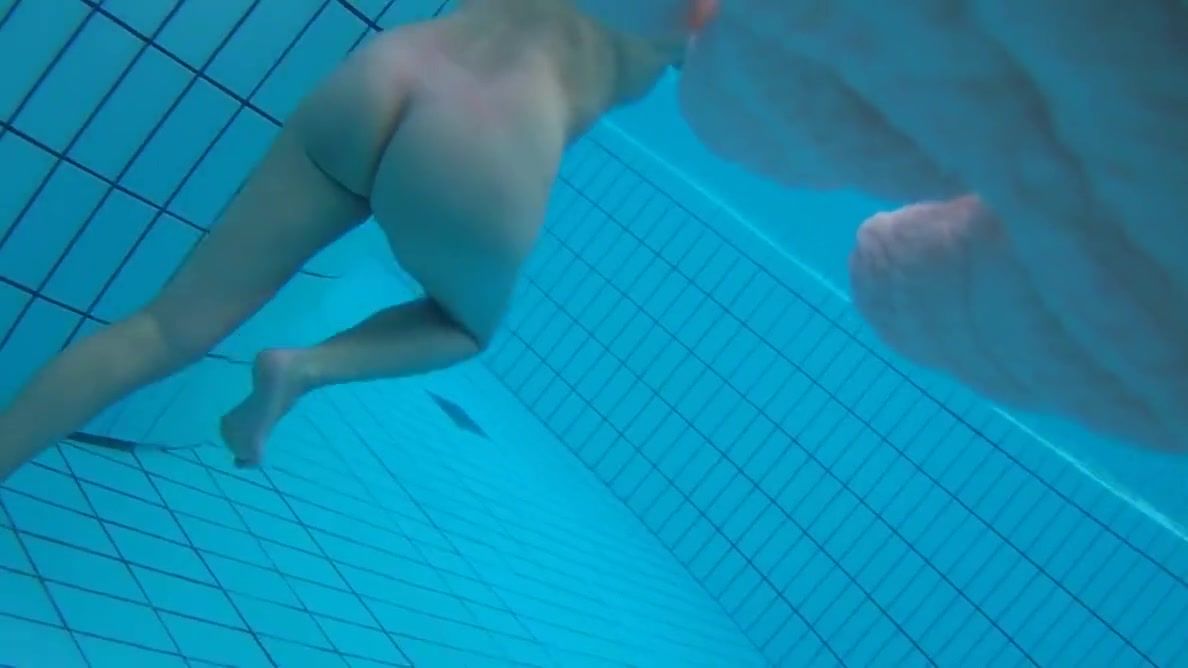 Perfect Pussy Underwater cam at sauna pool Gay Bang