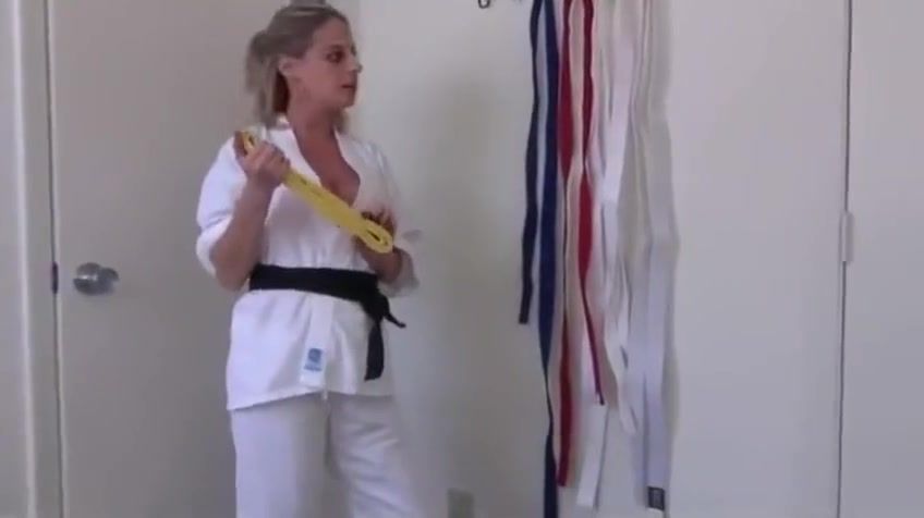 SoloPornoItaliani Karate girl Sadie teases you with her feet Girls Fucking