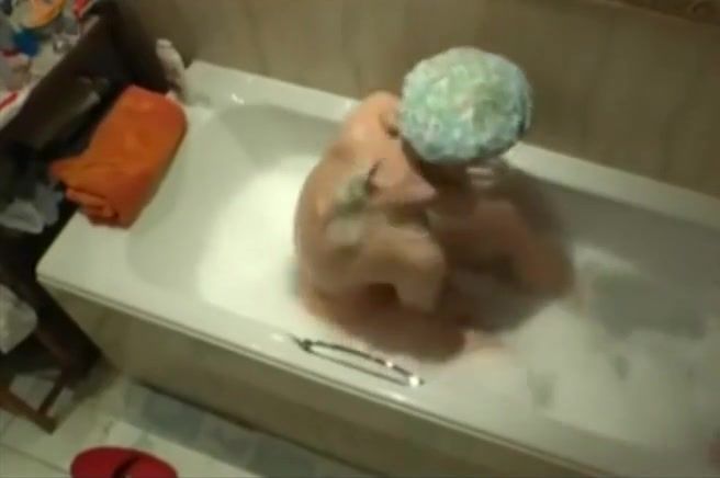 Monster Dick Mom mastubates in bath Dotado - 1