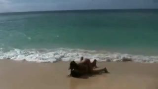 De Quatro Naked Teens Fool Around on Public Beach CrazyShit