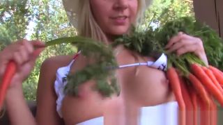 YesPornPlease Candy Kiss se rentre des légumes dans plotte au Vieux Port de Mtl Vanessa Cage