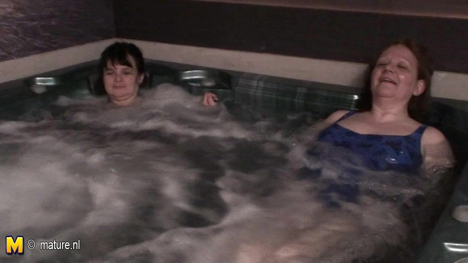 Hardcore Relaxing Mature Women In A Spa - MatureNL Oil